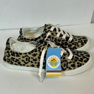 NWT Womens Beneker Animal Print Canvas Lace Up Sneakers / Size 8